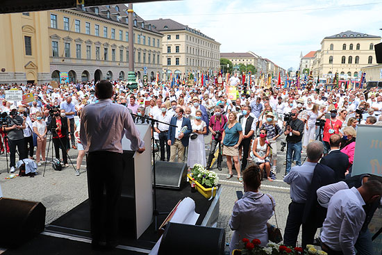 Hubert Aiwanger als Redner auf dem Odeonsplatz bei der Kundgebung "Bayerische Marktkaufleute und Schausteller brauchen Hilfe" (©Foto: Martin Schmitz)